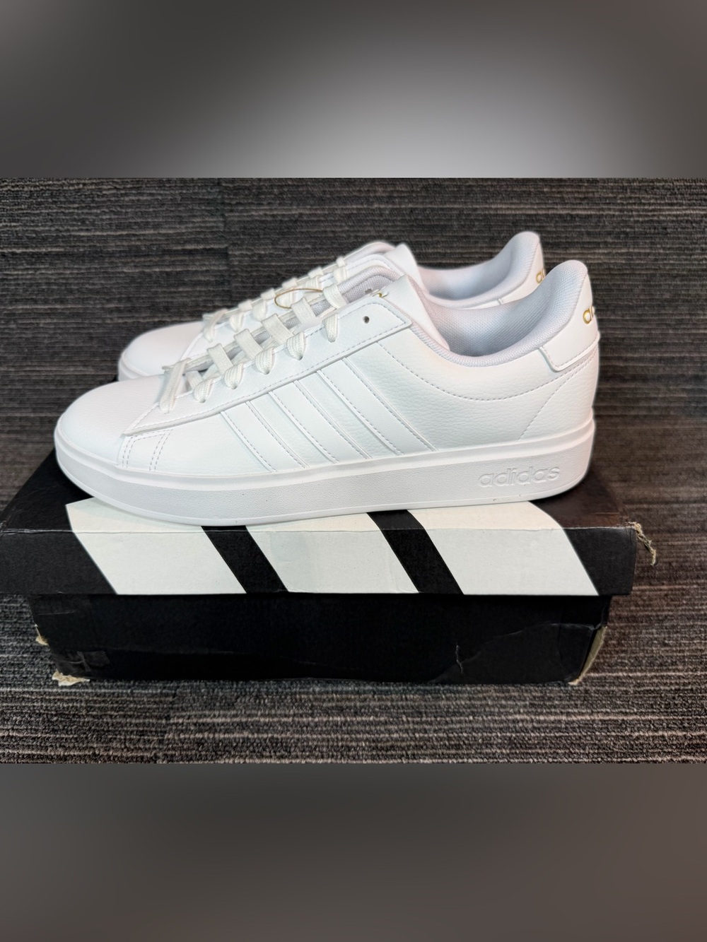 adidas Grand Court 2.0 Cloud White with Gold letters Low Top Sneakers Women’s 11 - Picture 2 of 7